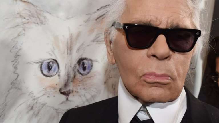 Η γάτα του Καρλ Λάγκερφελντ πενθεί τον «μπαμπά» της φορώντας μαύρο βέλο