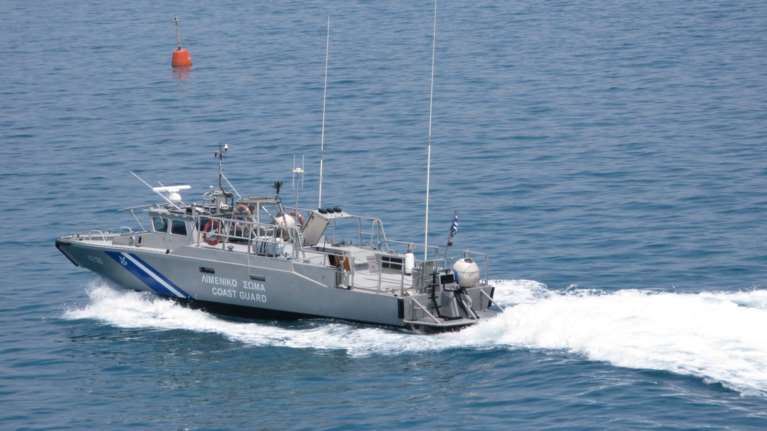 Διαρροή μαζούτ από δεξαμενόπλοιο στο λιμάνι του Λαυρίου