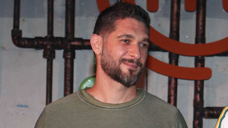 Ο Πάνος Ιωαννίδης παραδίδει μαθήματα στη σύντροφό του!