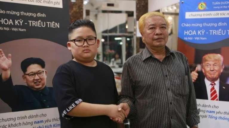 Κουρέας κάνει καριέρα με κουρέματα Τραμπ και Κιμ Γιονγκ Ουν