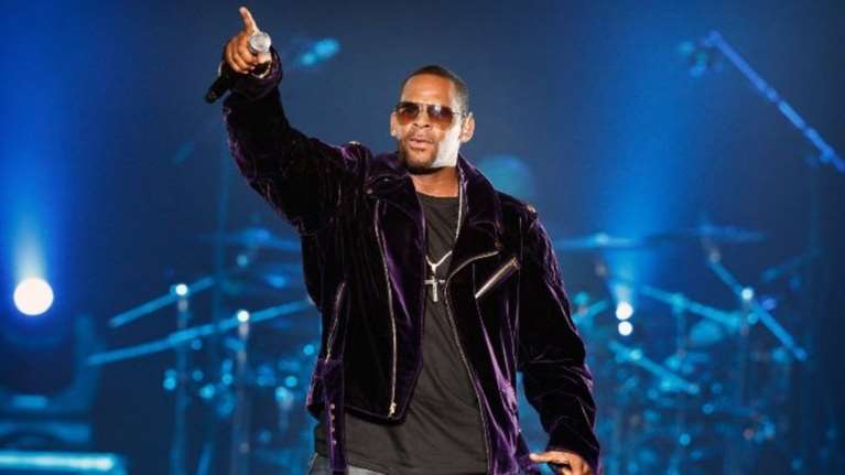 Σάλος στις ΗΠΑ: Απαγγέλθηκαν κατηγορίες κατά του ράπερ Κέλι