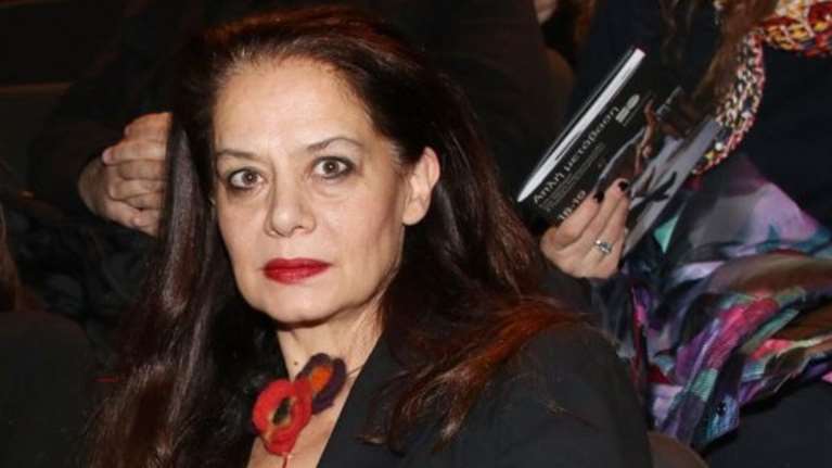 Η απίστευτη ομορφιά της κόρης της Λίλας Καφαντάρη. Τη συνόδευσε στο θέατρο