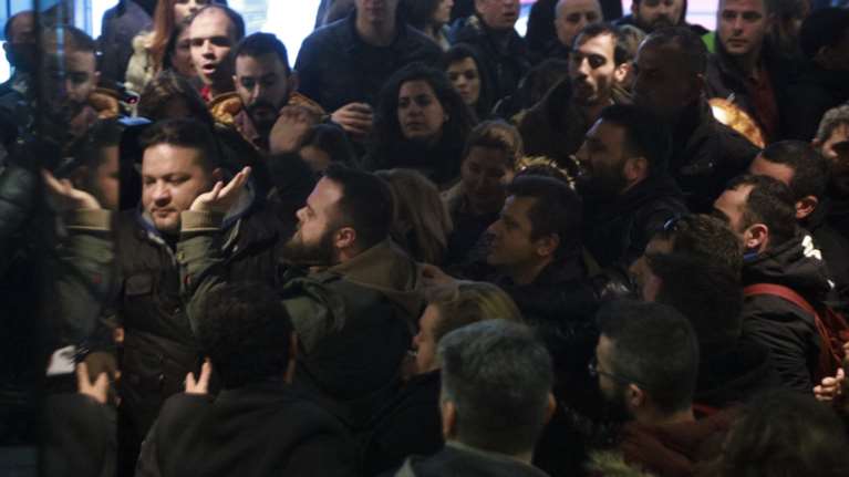 Ένταση στο συνέδριο της Ομοσπονδίας Ιδιωτικών Υπαλλήλων (φωτό)