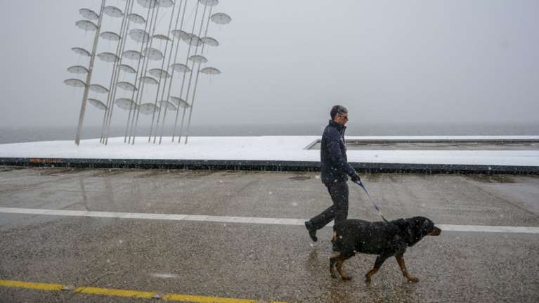 Συνεχίζεται η κακοκαιρία «Ωκεανίς», δεμένα τα πλοία στα λιμάνια