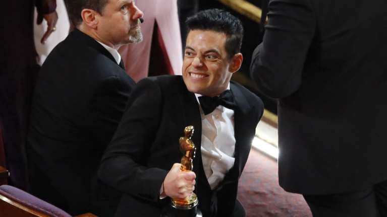 Ο Ράμι Μάλεκ από τη ...χαρά του έπεσε από τη σκάλα στα Όσκαρ