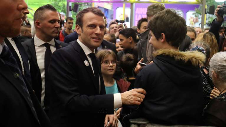 Ανακάμπτει η δημοτικότητα Μακρόν σε επίπεδα προ «κίτρινων γιλέκων»