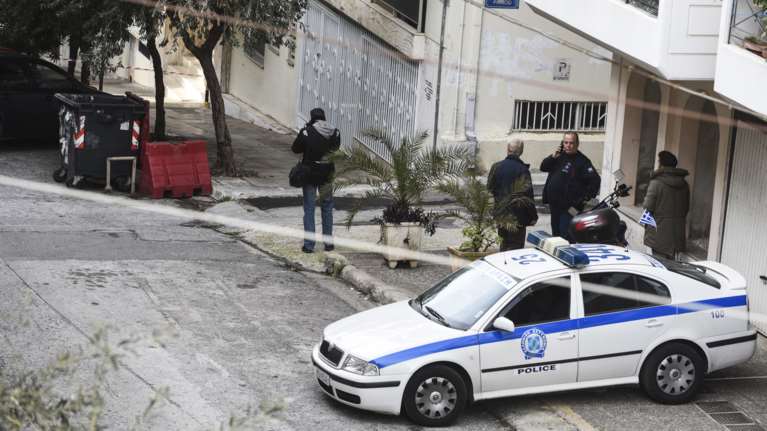 Διέρρηξαν σπίτι αστυνομικών στο Παγκράτι και πήραν όπλα