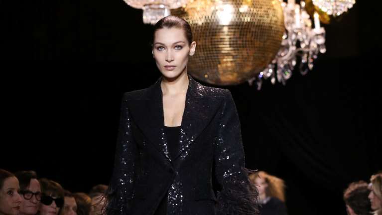 Μπέλα Χαντίντ: Έχασε τα Όσκαρ και τρώει σουβλάκια στην Αθήνα [Εικόνες]