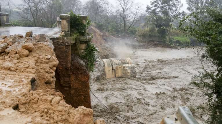 Κρήτη: Κατέρρευσε ιστορική γέφυρα στα Χανιά, ένας αγνοούμενος - βίντεο