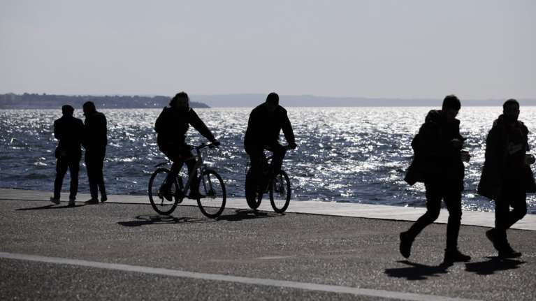 Έρευνα: Τι κάνουν οι Θεσσαλονικείς όταν κατεβαίνουν «παραλία»;