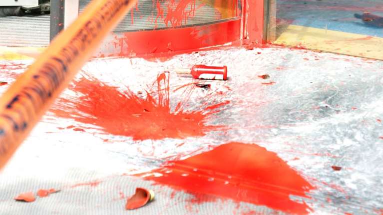 Παρέμβαση 20 ατόμων με μπογιές και φειγ βολάν