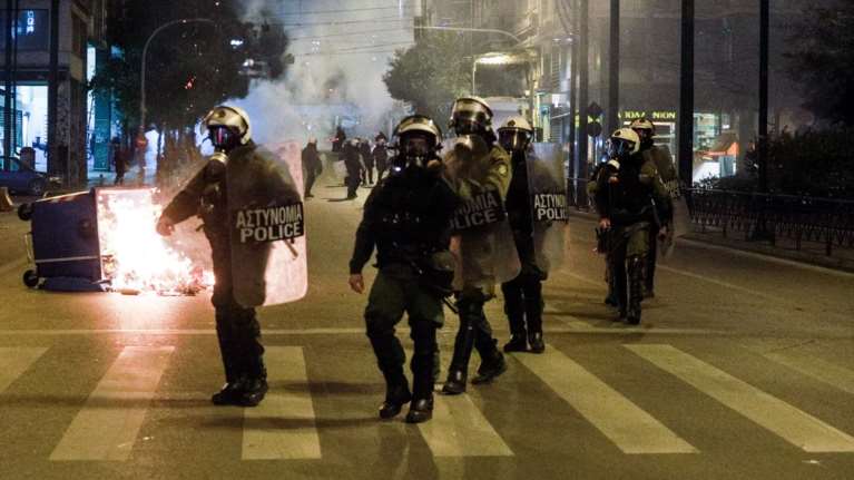 Επεισόδια στο ΑΤ Ομονοίας μεταξύ διαδηλωτών και αστυνομικών