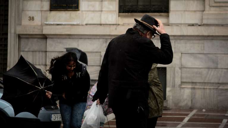 Καιρός: Βροχές, χιόνια και πτώση θερμοκρασίας