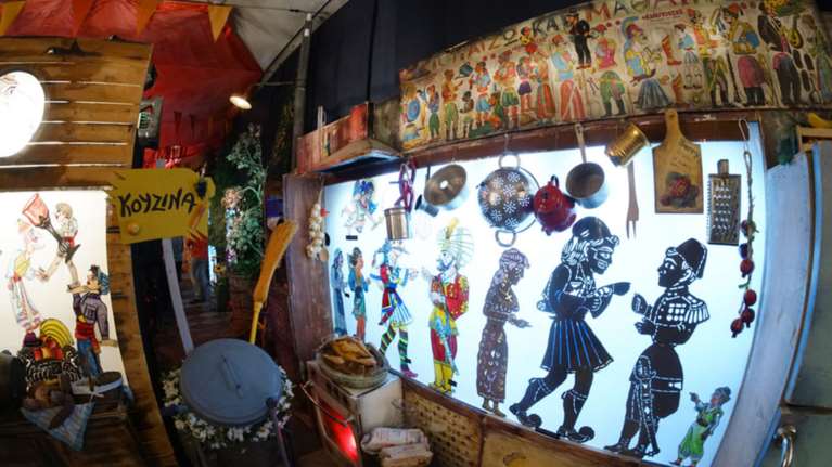 Ο θρίαμβος του Καραγκιόζη, το σπίτι και οι  παραστάσεις του