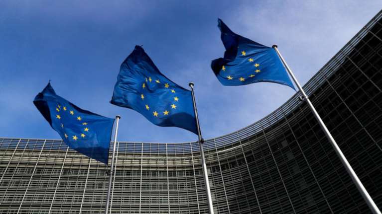 Κίτρινες κάρτες από Κομισιόν για α' κατοικία, κατώτατο και ΔΕΗ