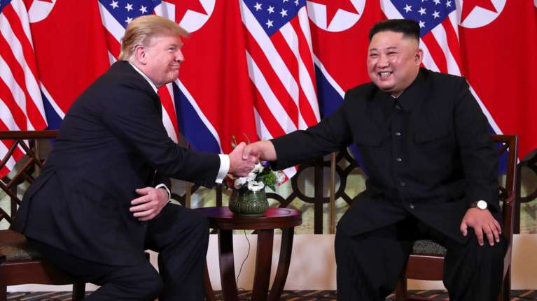 Σε θερμό κλίμα η δεύτερη συνάντηση Τραμπ - Κιμ Γιονγκ Ουν