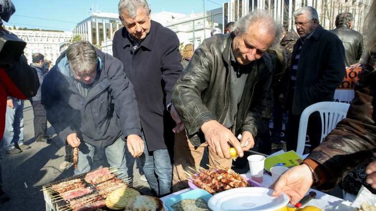 Διαμαρτυρία ΠΟΕΔΗΝ στο Σύνταγμα με ψησταριά και σουβλάκια