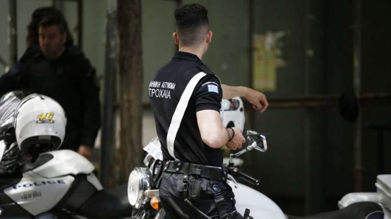 Πυροβολισμοί σε ληστεία σε κατάστημα κινητής τηλεφωνίας