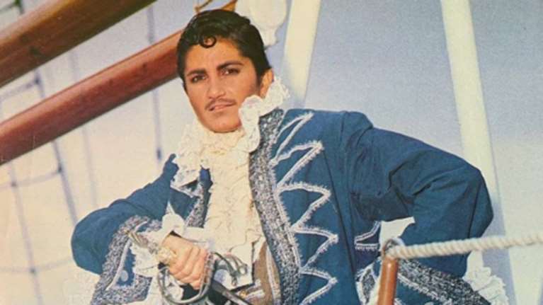 Αναγνωρίζετε την ελληνίδα τραγουδίστρια τις Απόκριες του 1990;