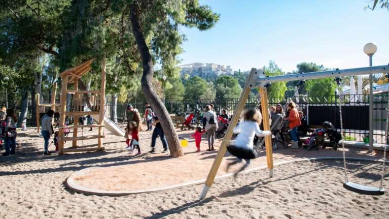 Παίδες έτοιμοι; παραδίδονται 16 ακόμα παιδικές χαρές