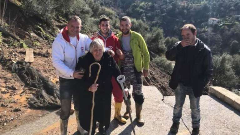 H διάσωση της ηλικιωμένης από αποκλεισμένο χωριό στην Κρήτη (Εικόνες)