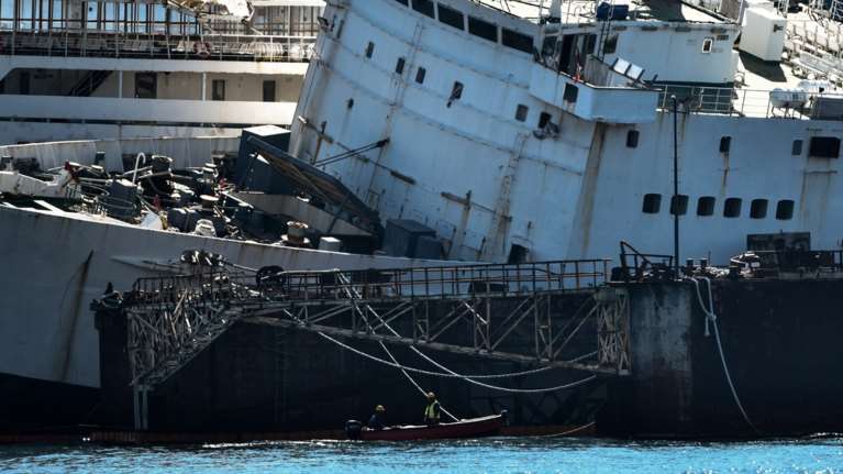 Ελευσίνα: Αντιρρυπαντικό φράγμα τοποθετήθηκε γύρω από το «Πηνελόπη Α»