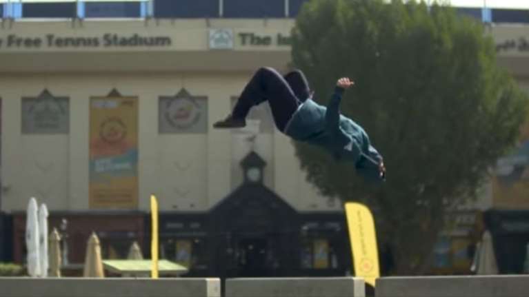 Ο Τσιτσιπάς πάει για προπόνηση κάνοντας... παρκούρ!