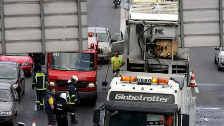 Μποτιλιάρισμα στην Αττική Οδό από καραμπόλα 4 οχημάτων