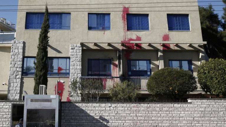 Δικογραφία για μέλος του Ρουβίκωνα για την επίθεση στην πρεσβεία Ισραήλ