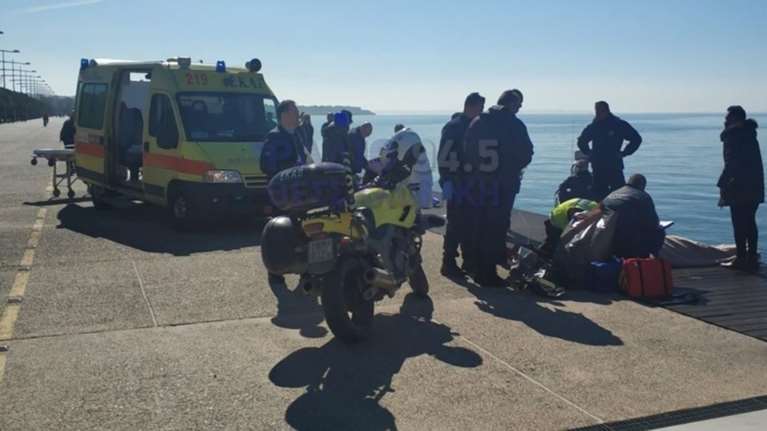 Περαστικοί έσωσαν ηλικιωμένο που έπεσε στον Θερμαϊκό