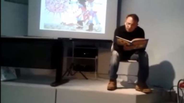 O Μπεχράκης διαβάζει αντιπολεμικό Τριβιζά σε πιτσιρικάδες. Βίντεο του TOC