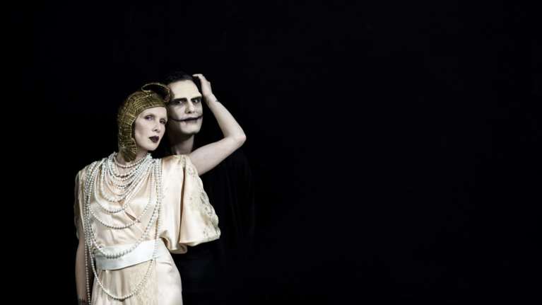 Η Εβελίνα Παπούλια αγνώριστη παίζει Βίκτωρ Ουγκώ στο Εθνικό Θέατρο