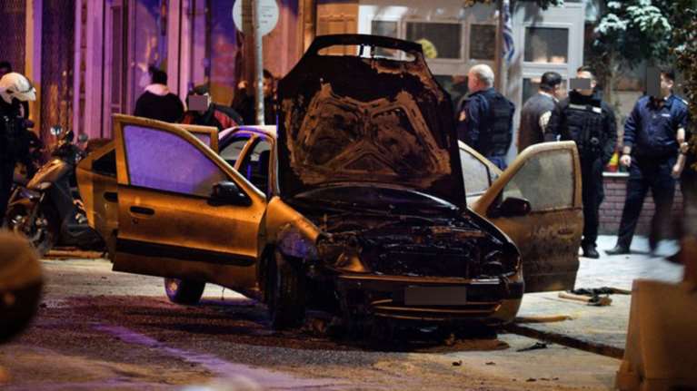 Οι μολότοφ του Σαββατοκύριακου άναψαν φωτιές στα κόμματα
