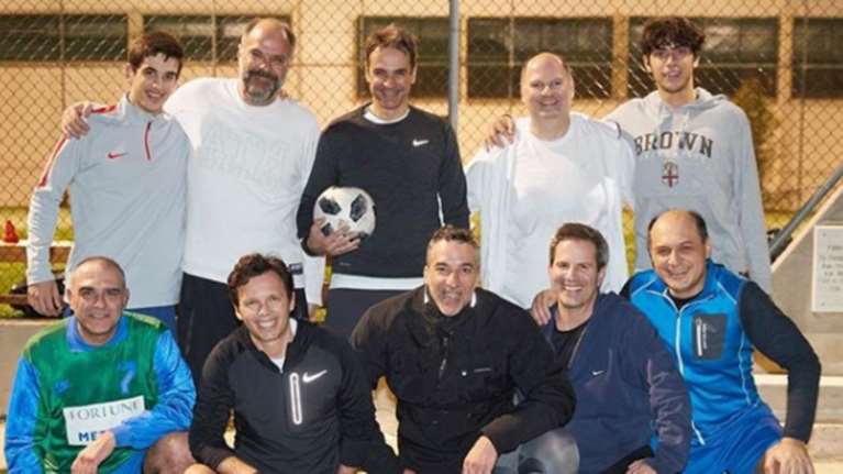 Με ...μπάλα γιόρτασε τα 51α γενέθλιά του ο Κυριάκος Μητσοτάκης