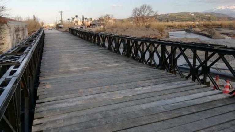 Τοποθετήθηκαν οι δύο στρατιωτικές γέφυρες στα Χανιά