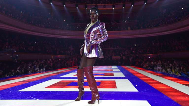 Η Grace Jones είναι μαγική- Κάνει πασαρέλα στα 70 της!