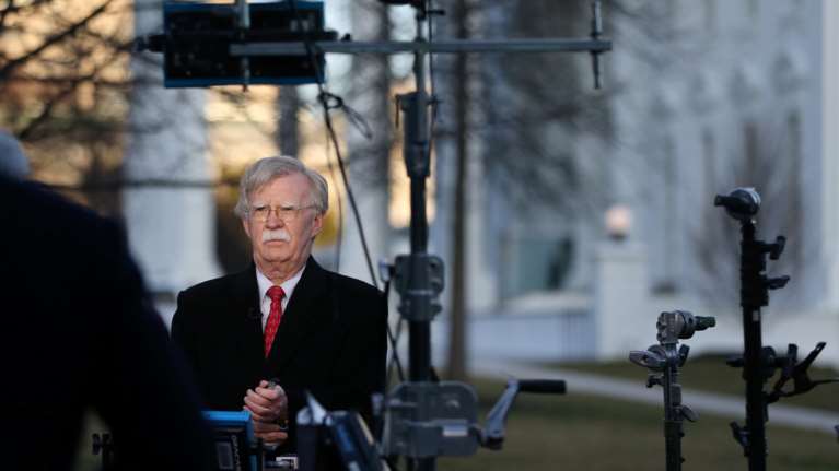 Μπόλτον: Εξετάζουμε νέες κυρώσεις για να φύγει ο Μαδούρο