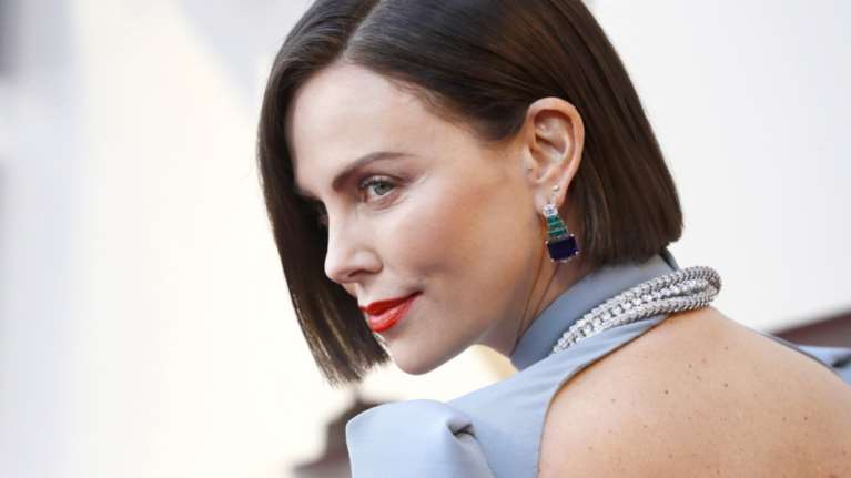 Η Σαρλίζ τελείωσε το ειδύλλιο με τον Μπραντ Πιτ λόγω Άνιστον