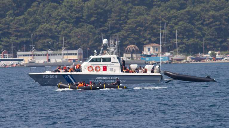 Πατέρας και δίδυμα οι νεκροί πρόσφυγες στο ναυάγιο ανοιχτά της Σάμου