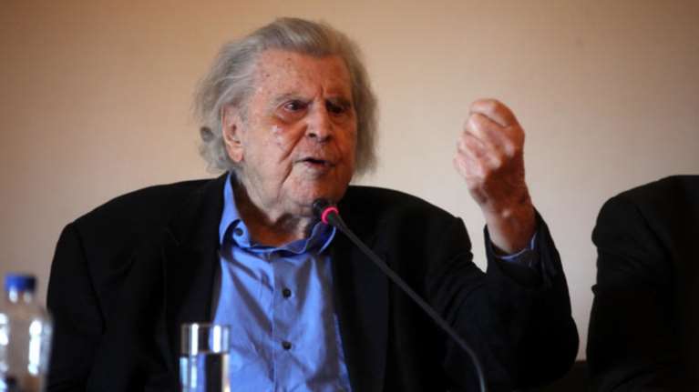 &quot;Μεσαίωνα&quot; καταγγέλλει ο Μίκης Θεοδωράκης: Δεν περιλαμβάνονται όλοι οι καλλιτέχνες στα 800 ευρώ