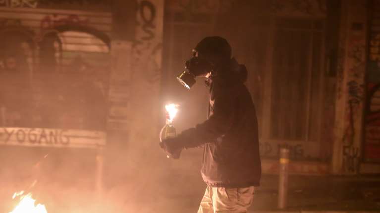 Βροχή μολότοφ στα Εξάρχεια-πυρπόλησαν ΙΧ