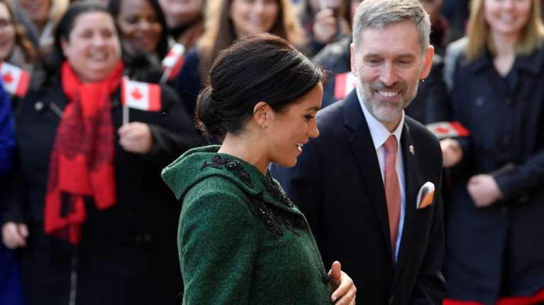 Η εντυπωσιακή εμφάνιση της Μέγκαν στον 8ο μήνα εγκυμοσύνης με πράσινο παλτό