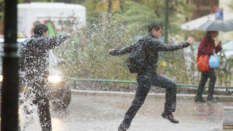 Θυελλώδεις άνεμοι, βροχές και καταιγίδες από το πρωί της Τρίτης