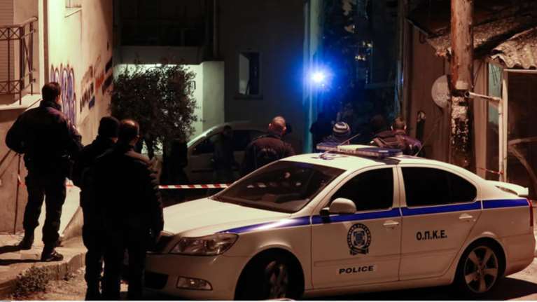 Μυστήριο με νεαρό που βρέθηκε αιμόφυρτος έξω από κατάστημα