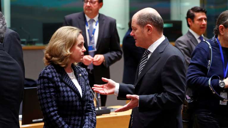 WSJ: Γιατί καθυστερούν οι ευρωπαίοι την εκταμίευση της δόσης