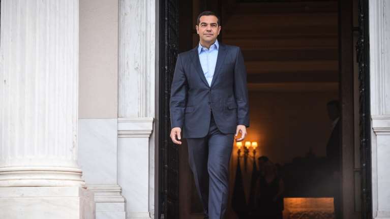 Spiegel: O Tσίπρας θυσιάζει την ανάκαμψη ενόψει εκλογών