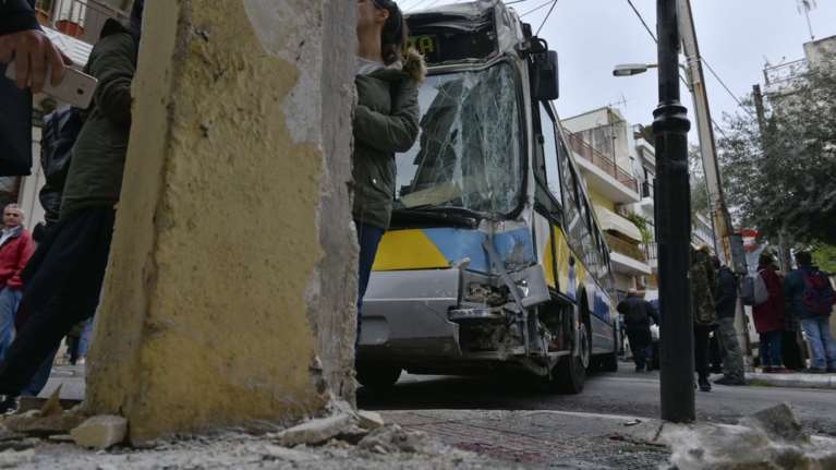 Σύγκρουση λεωφορείων στο Αιγάλεω με 11 επιβάτες τραυματίες-video