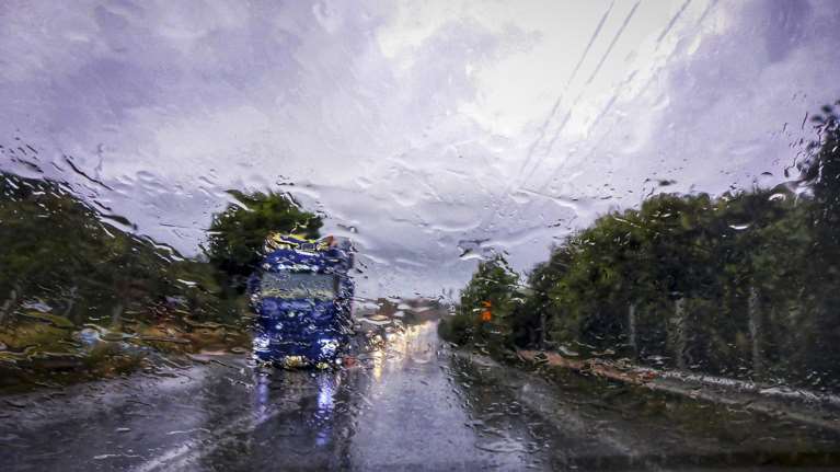 Mποτιλιάρισμα στην Αττική Οδό-ανατράπηκε νταλίκα