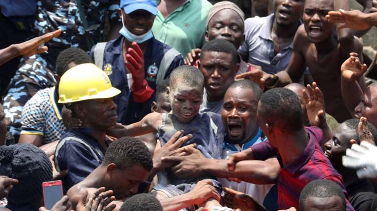 Κατέρρευσε σχολείο στη Νιγηρία-Παγιδευμένοι μαθητές