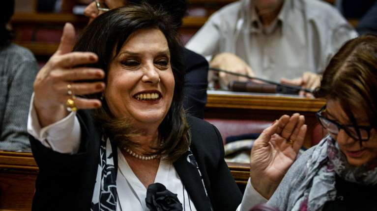 Η Μεγαλοικονόμου απειλεί να μην ψηφίσει την αναθεώρηση